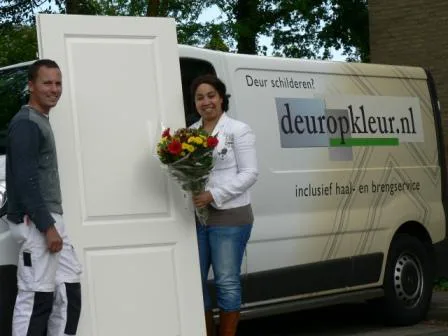 Timo Becker van Deuropkleur.nl met een gespoten deur bij de bedrijfsbus